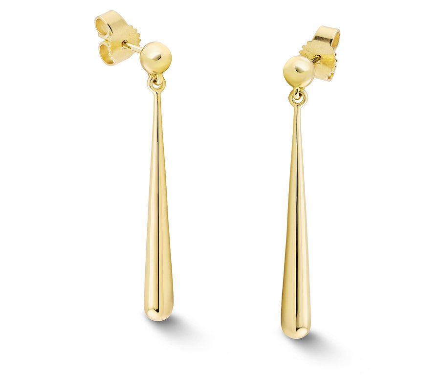 Nahaufnahme von zwei goldenen Ohrringen mit tropfenförmigen Anhängern vor einem weißen Hintergrund.