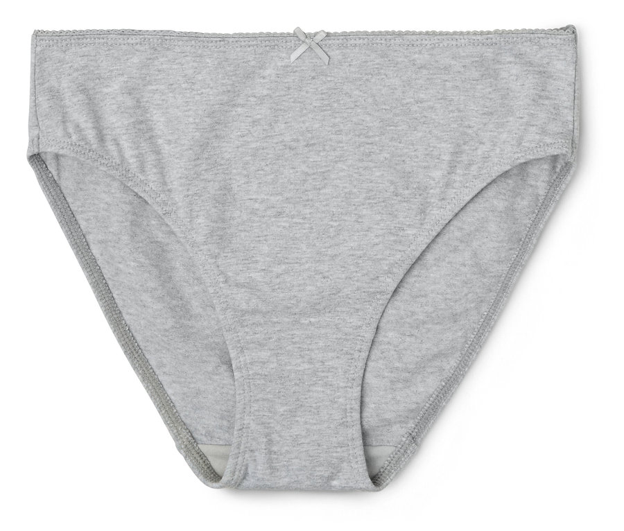 Grauer Baumwollslip mit Zierspitze und Schleife liegt auf einem weißen Hintergrund.