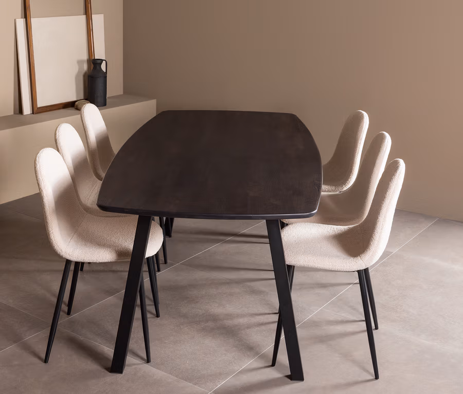 Dunkelbrauner WOOOD Tisch »Tablo« und vier hellbeige Stühle auf grauem Fliesenboden.