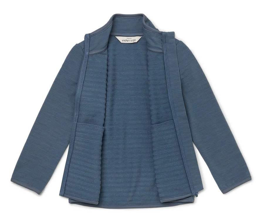 Eine offene, langärmelige blaue Jacke mit Kragen, flach liegend. Die Jacke hat einen strukturierten Stoff und zwei sichtbare Taschen an der vorderen Innenseite. Ein "HAPPY KIDS"-Etikett ist nahe dem Kragen sichtbar.