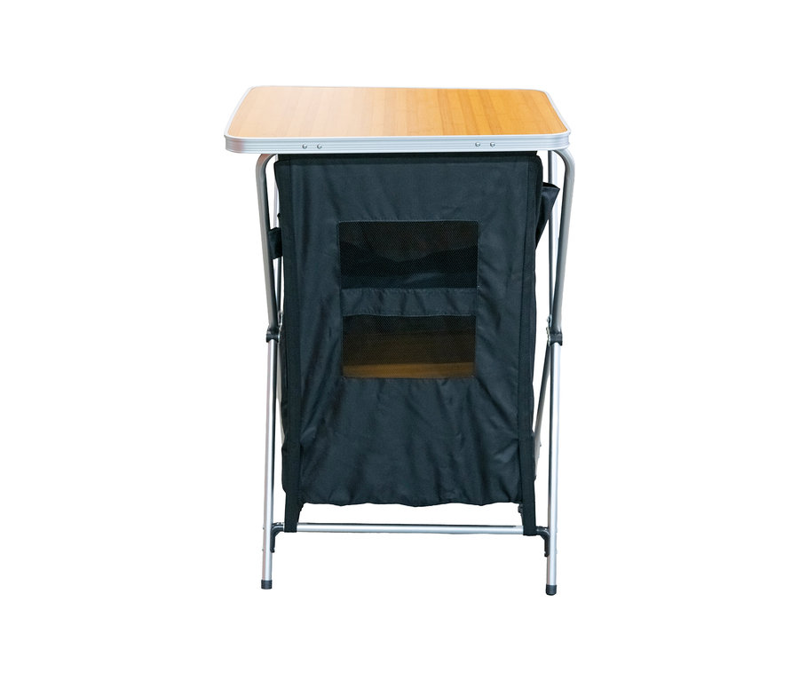 Faltbarer Campingtisch mit Stauraum, mit hellbrauner Tischplatte und schwarzem Stofffach mit zwei Netzfenstern.