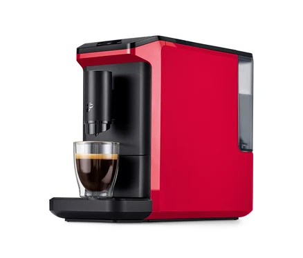 Roter und schwarzer »Esperto mini« Kaffeevollautomat, Lovely Red, mit einer Tasse Kaffee darunter.