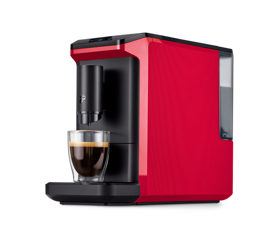 Roter und schwarzer »Esperto mini« Kaffeevollautomat, Lovely Red, mit einer Tasse Kaffee darunter.