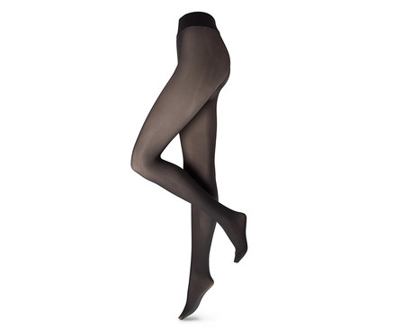 Schwarze, leicht transparente Strumpfhose auf einem weißen Hintergrund, die Beine sind leicht gekreuzt.