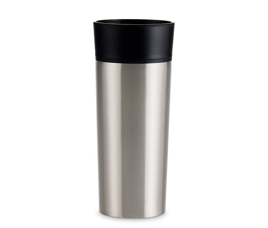 Ein silberner Coffee-to-go-Becher aus Edelstahl mit schwarzem Deckel.