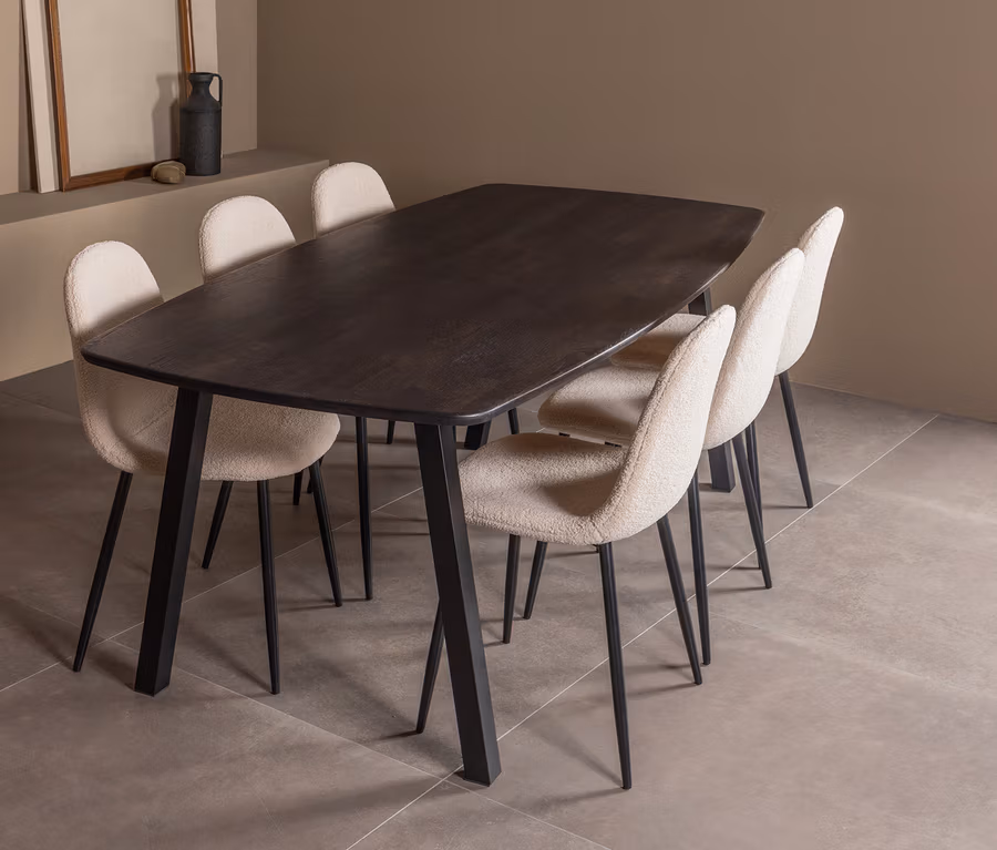 WOOOD Tisch »Tablo«, ca. 180 x 100 cm, mystic brown, umgeben von sechs cremefarbenen Stühlen mit schwarzem Gestell in einem Raum mit braunen Wänden und grauen Fliesen.