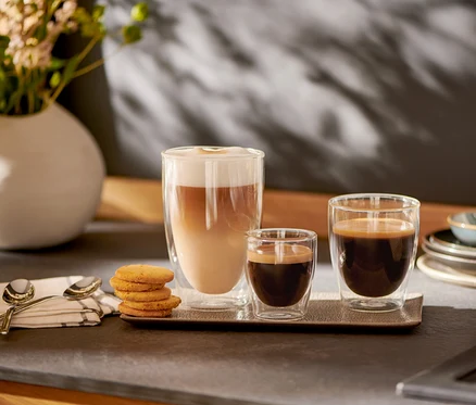 Auf einem Tablett stehen Caffè Crema Gläser (2er) und 2 doppelwandige Espresso Gläser.