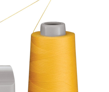 Detailansicht einer grauen SINGER® Overlock-Nähmaschine »Heavy Duty 14HD854« mit farbigen Garnen.
