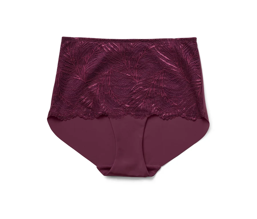 Eine bordeauxrote Damenunterhose mit Spitze liegt auf einem weißen Hintergrund.