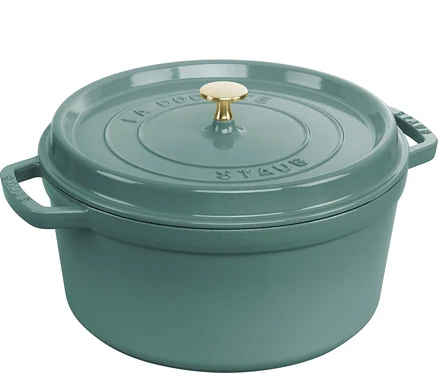 Petrolfarbener gusseiserner Topf mit Deckel und goldenem Knauf, auf dem Deckel steht "LA COCOTTE STAUB".