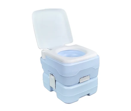 Hellblaues Camping-WC mit weißem Sitz und geöffnetem weißem Deckel.