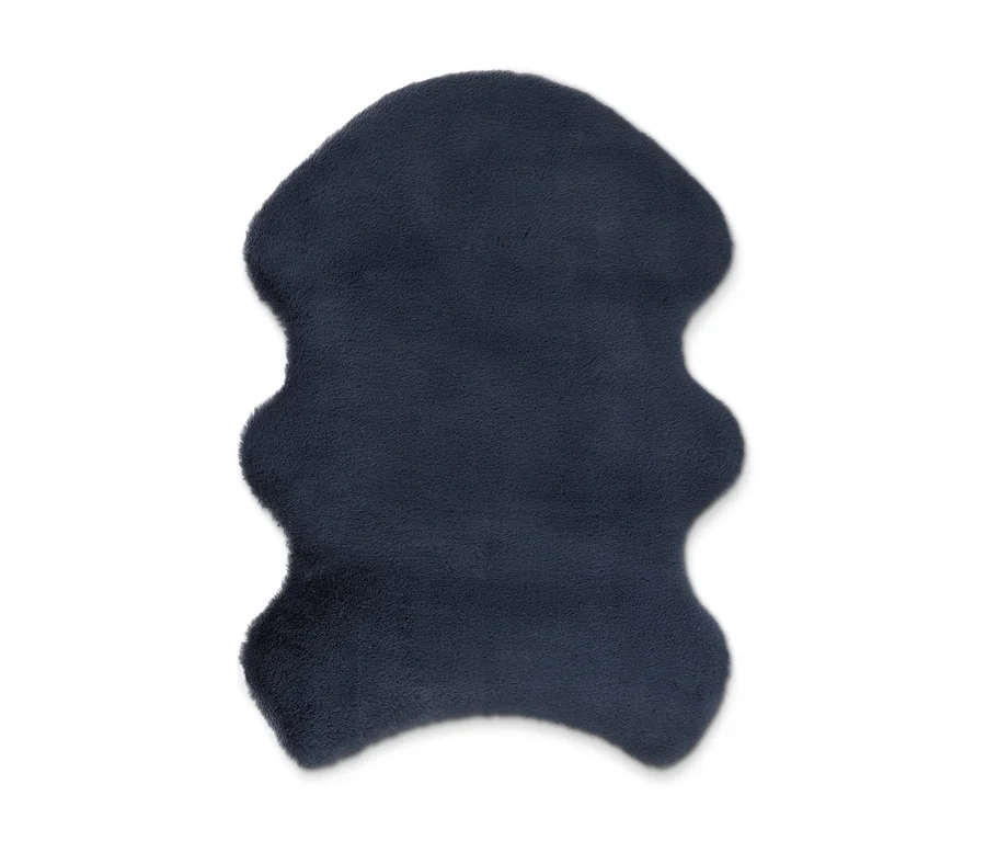 Dunkelblauer Kunstfellteppich mit unregelmäßiger, welliger Form.