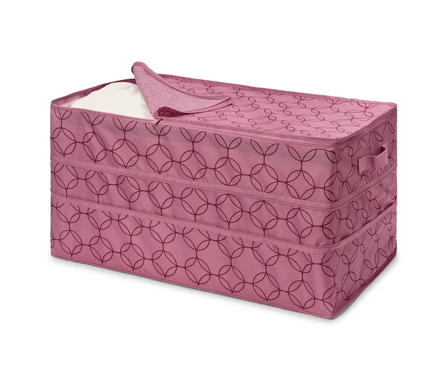 Rosa Stoffbox mit Reißverschluss und geometrischem Muster, teilweise mit weißem Stoff gefüllt.