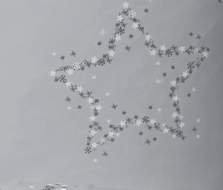 Ein Stern, der aus Schneeflocken und Sternen auf grauem Hintergrund besteht. Jersey-Bettwäsche dargestellt.