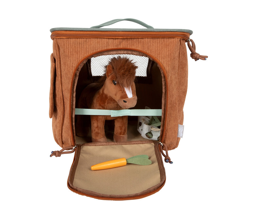 Ein offenes small foot Spielset Pferd mit Stall, dunkelbraun. In der braunen Cordtasche steht ein Plüschpferd mit weißer Blesse, gesichert mit einem hellblauen Gurt. Daneben befindet sich ein kleiner Beutel mit Zubehör. Auf der geöffneten Klappe liegt eine Spielzeugkarotte.
