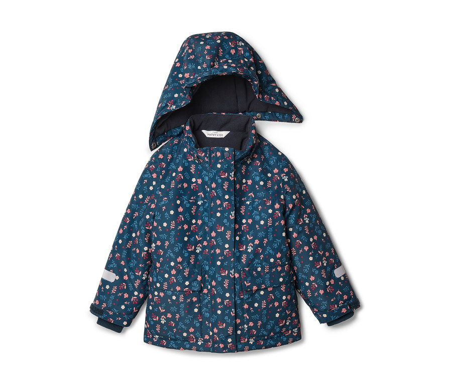 Blau gemusterte Kinderjacke mit Kapuze liegt auf weißem Grund. Die Jacke ist mit rosa und weißen Blumen bedruckt.