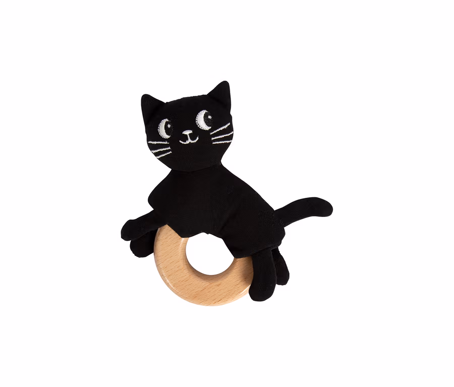 Beißring in Form einer schwarzen Plüschkatze mit Holzring, aus der small foot Baby-Box.