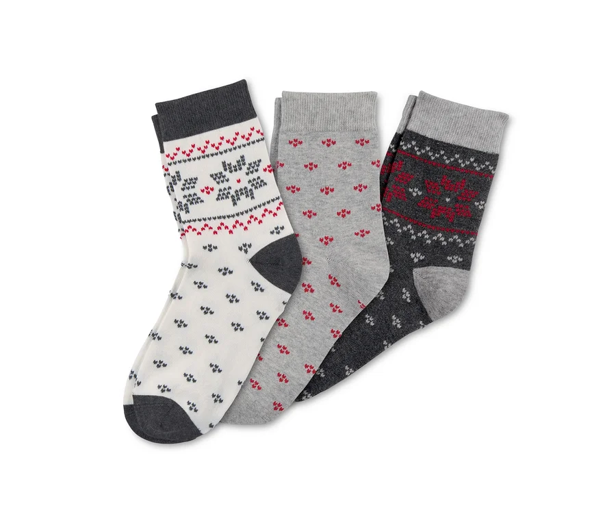 Drei Paar Socken mit verschiedenen Mustern.
