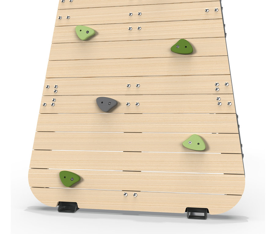 Detail einer hölzernen Kletterwand mit bunten Klettergriffen. EXIT Klettergerüst MB220.