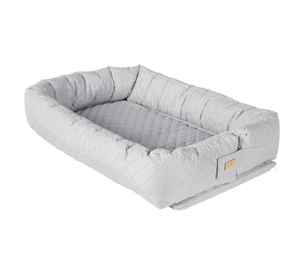 Graue Roba 3-in-1-Babylounge mit gestepptem Muster.
