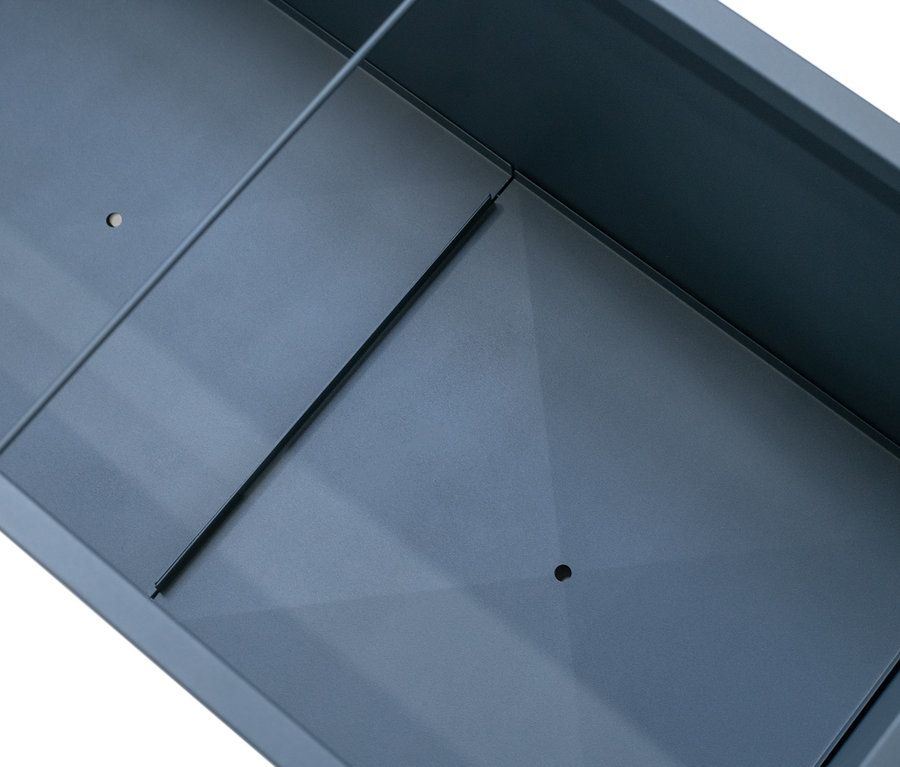 Detailaufnahme eines anthrazitfarbenen Herstera Garden Pflanzkastens.