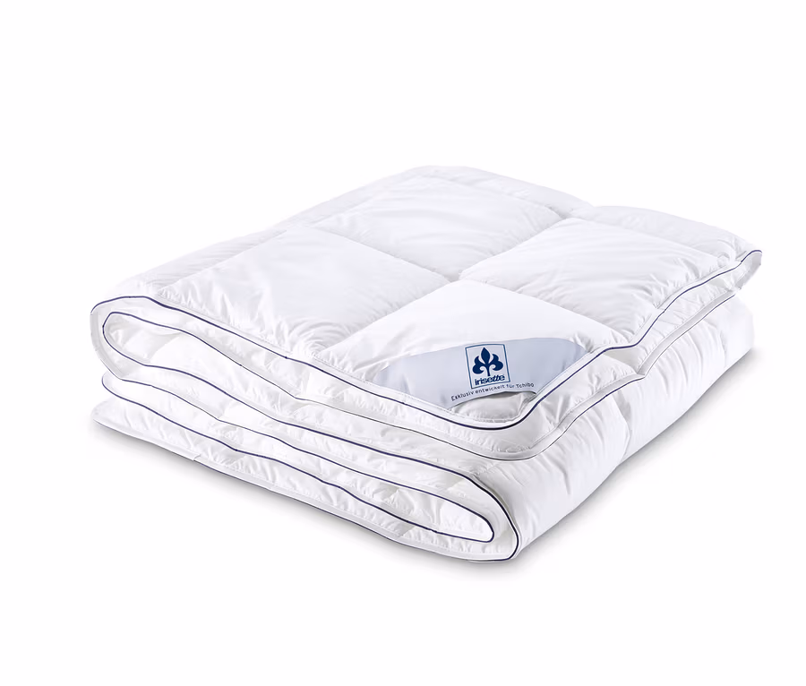 Ein gefaltetes, weißes irisette®-Steppbett mit Faserfüllung.