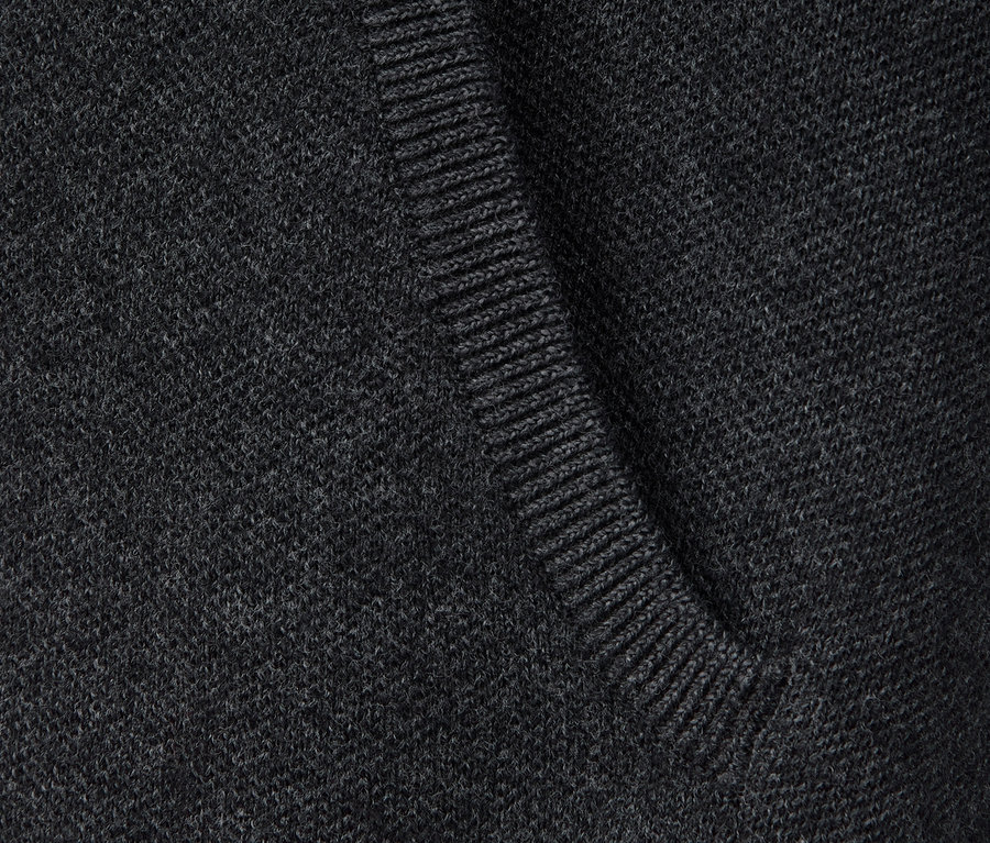 Detailansicht eines Strick-Hoodies.