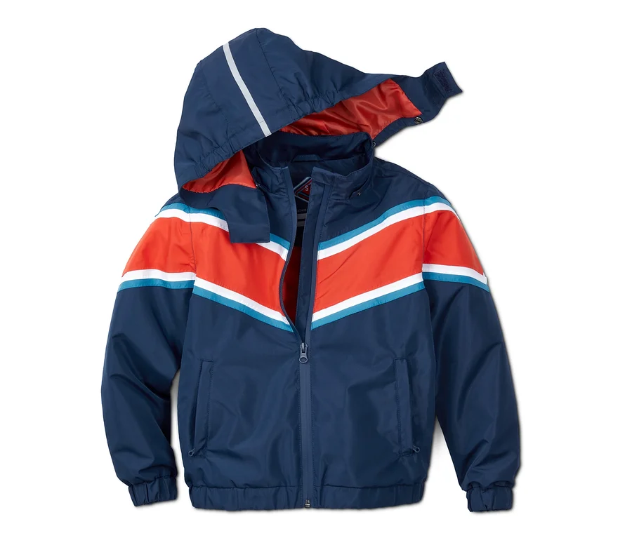 Blaue Regenjacke mit Kapuze und orange-weissen Streifen.