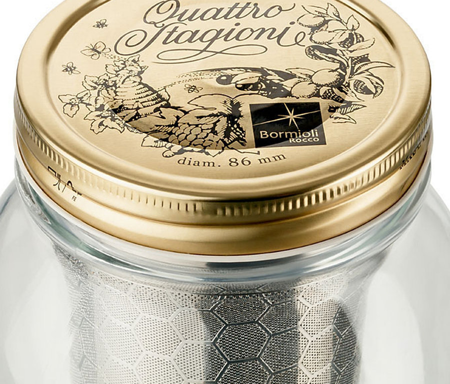 Detailaufnahme eines Cold Brew Maker »BrewJar« mit Metalldeckel.