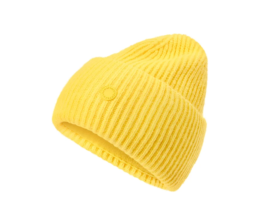 Gelbe Strickmütze.