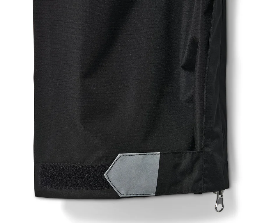 Detailansicht des unteren Teils einer schwarzen High-Tech-Regenhose.