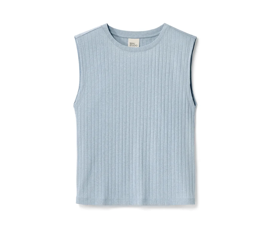 Hellblaues NAH/STUDIO Ripp-Shirt aus Baumwoll-Hanf-Mix.