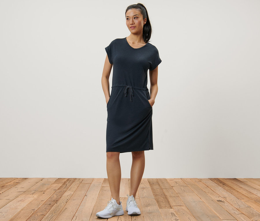 Frau posiert in einem dunkelblauen Outdoorkleid.