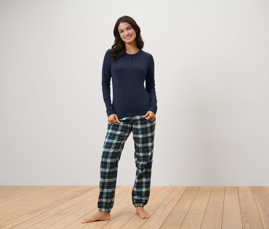 Frau trägt einen grünen Flanell-Pyjama.