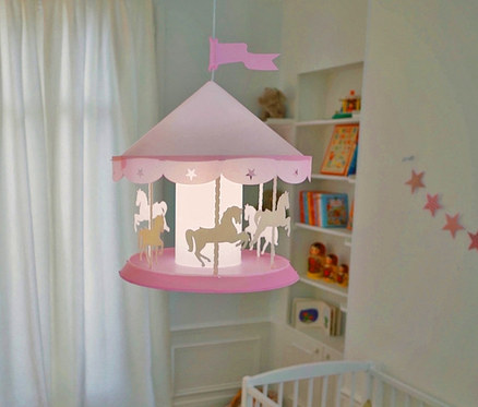Im Zimmer hängt eine rosa Deckenlampe »Karussell« mit Pferden.
