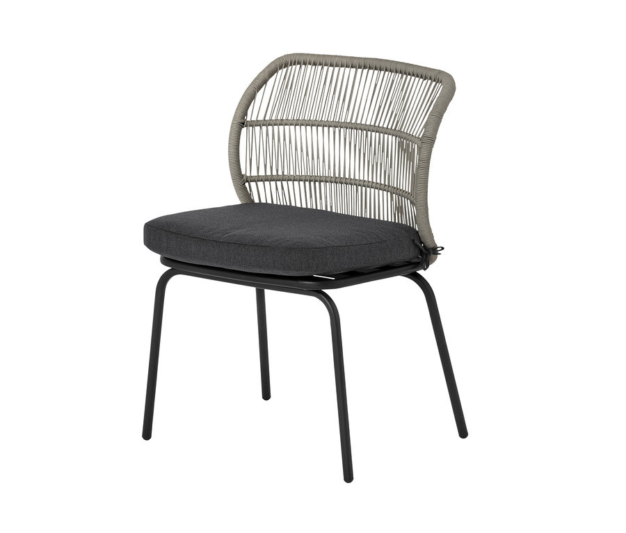 Ein Stuhl mit Textilgeflecht und dunklem Sitzkissen steht auf einem weißen Hintergrund.