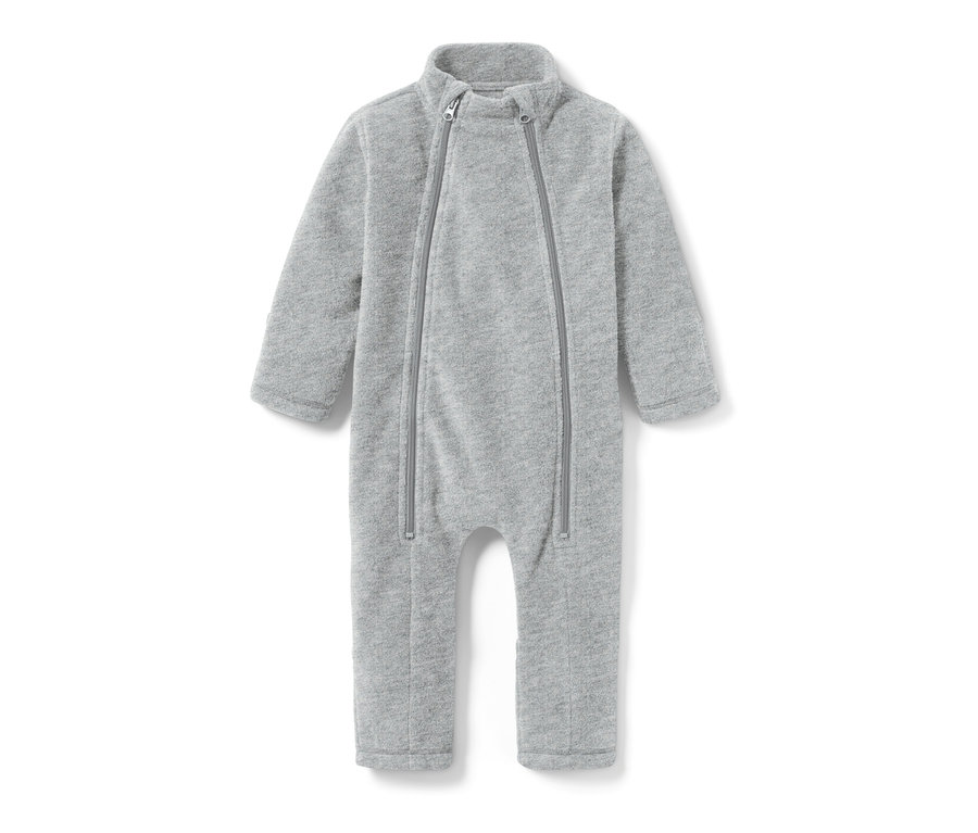 Grauer Baby-Fleece-Einteiler mit langen Ärmeln und Reißverschluss vorne.
