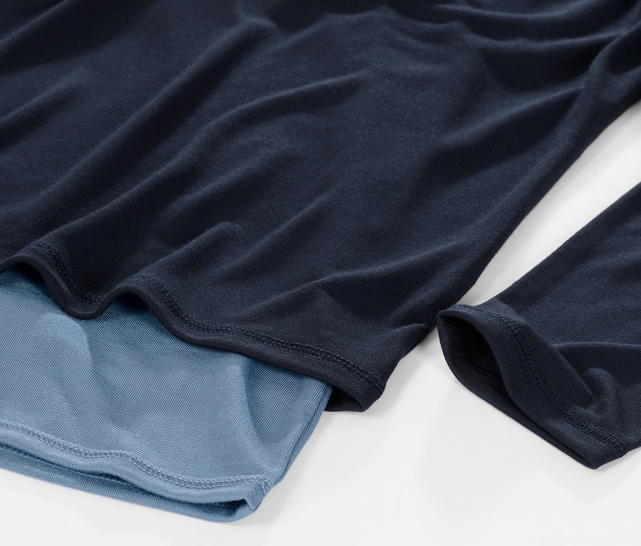 Detailansicht eines blauen 2-in-1-Sportshirts.
