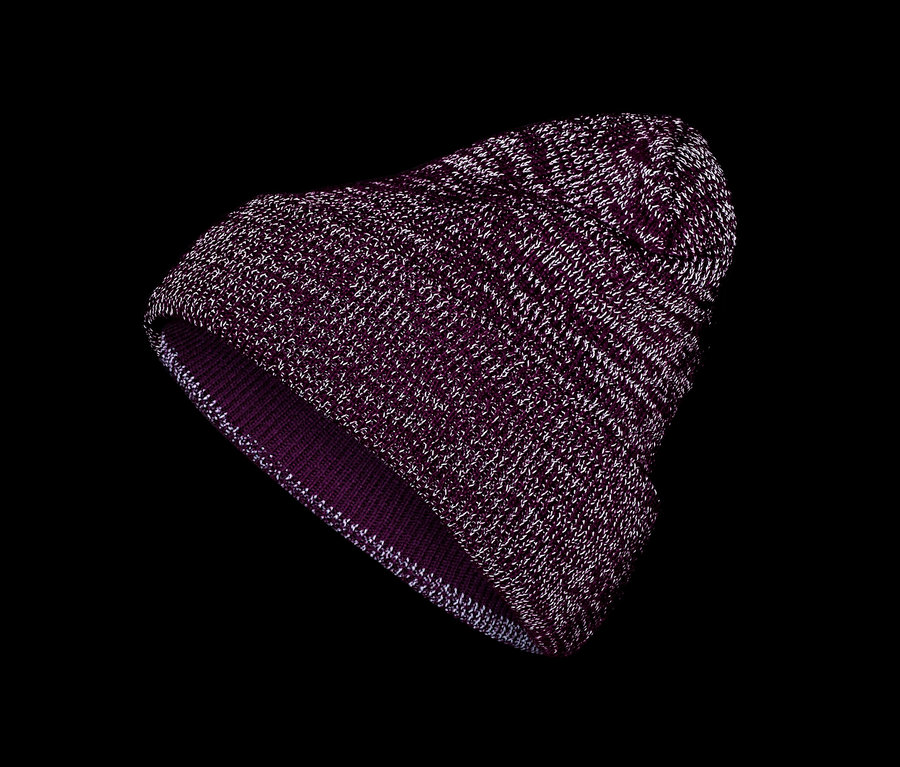 Detailaufnahme einer lila Strickmütze.