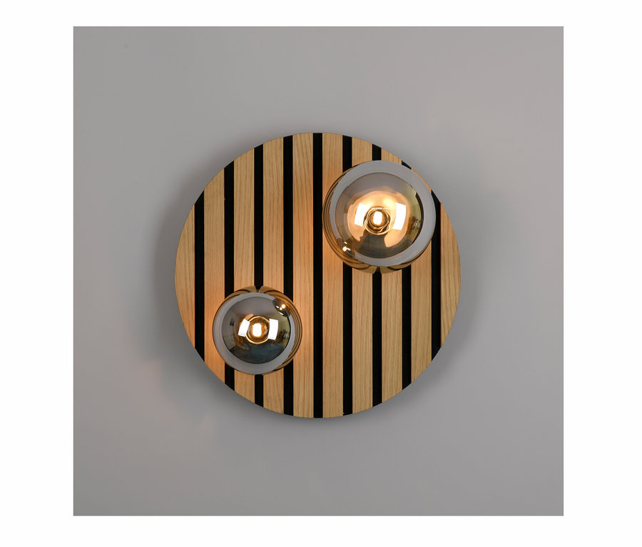 Zwei leuchtende Glaskugeln auf einem runden Holz- und Schwarz gestreiften Hintergrund. JUST LIGHT Deckenleuchte »Green Stika«.