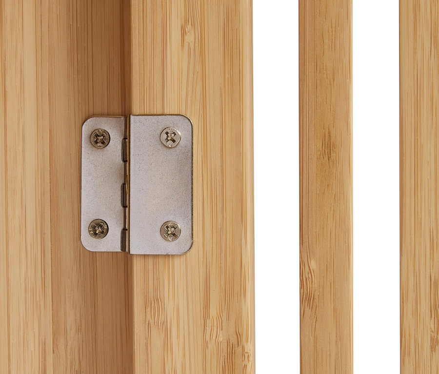 Detail eines Scharniers an einem Ordnungsregal im skandinavischen Design.