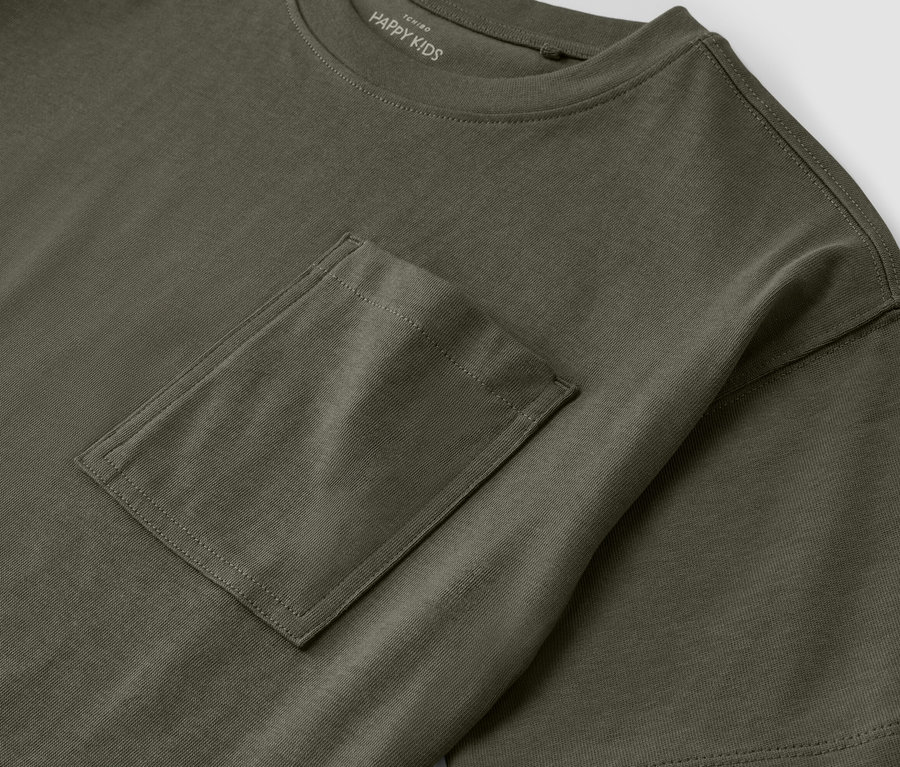 Detailansicht eines khaki Kinder-Heavy-T-Shirts mit überschnittenen Schultern und Tasche.