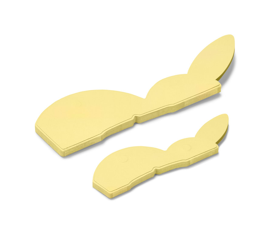 Zwei Papier-Osterhasen liegen auf einem weißen Hintergrund.