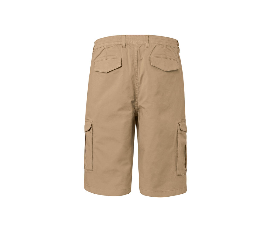 Detailansicht der Rückseite von sandfarbenen Cargo-Shorts.