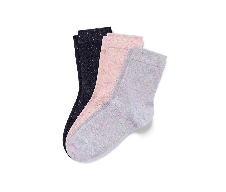 Drei Paar Socken mit Effektgarn in Dunkelblau, Rosa und Hellblau.
