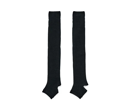 Zwei schwarze Stulpen.