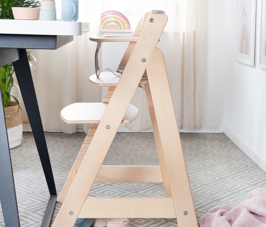 Naturfarbener roba Treppenhochstuhl »Sit Up Flex« steht neben einem Tisch.