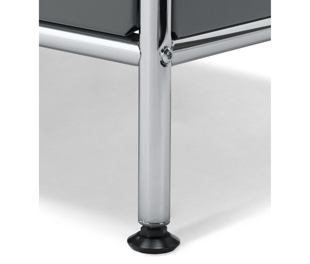 Detailansicht eines grauen Sideboards »CN3« mit Klappe, verchromtem Gestell und schwarzen Füßen.