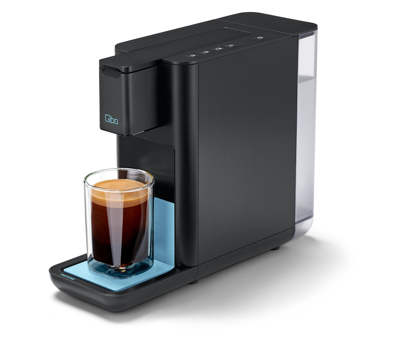 Eine Qbo ICONIC x Pantone Special Edition Sky Blue Kaffeemaschine mit einer Tasse Kaffee.