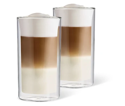 Zwei Latte Macchiato Gläser mit Milch-, Kaffee- und Schaumschicht.